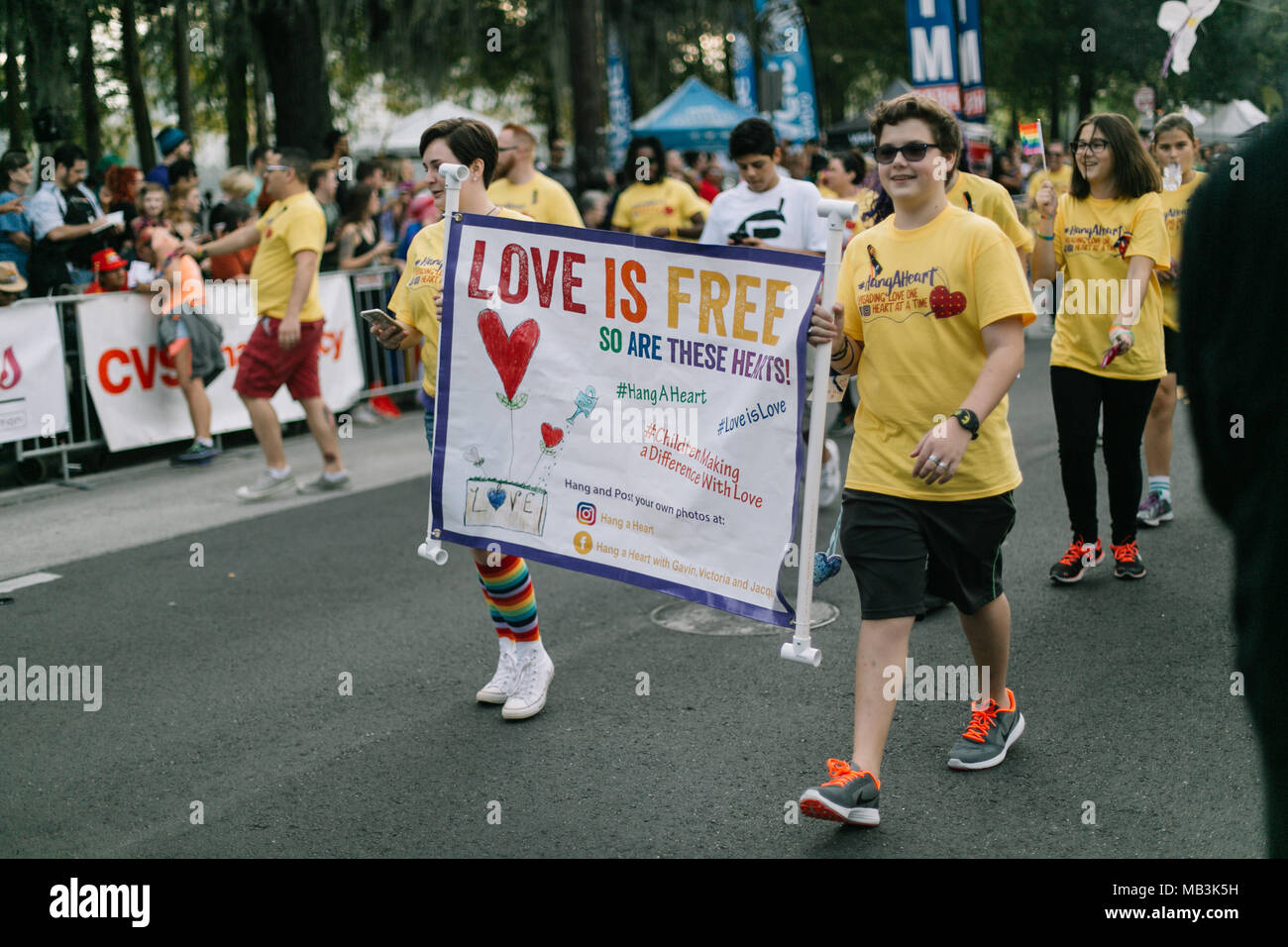 Hängen Sie ein Herz in der Orlando Pride Parade marschiert (2016). Stockfoto