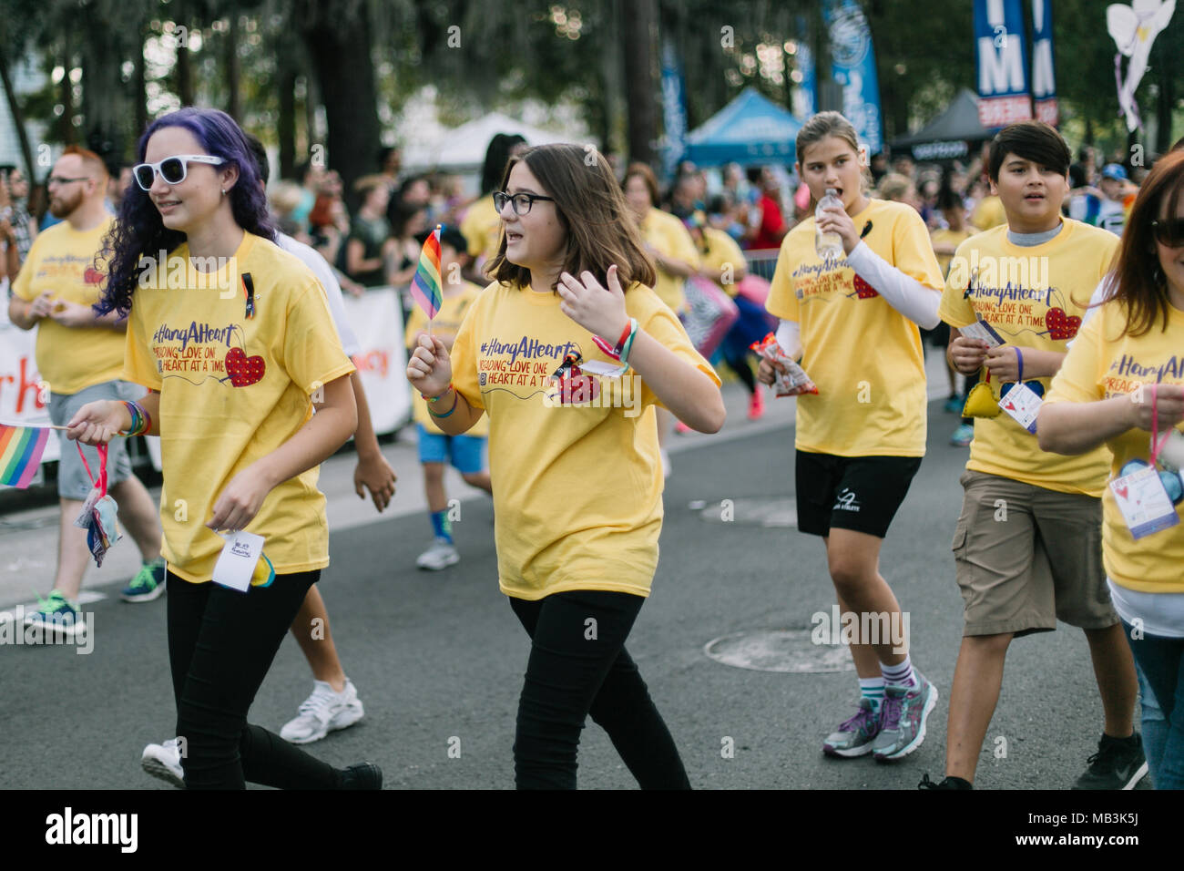 Hängen Sie ein Herz in der Orlando Pride Parade marschiert (2016). Stockfoto