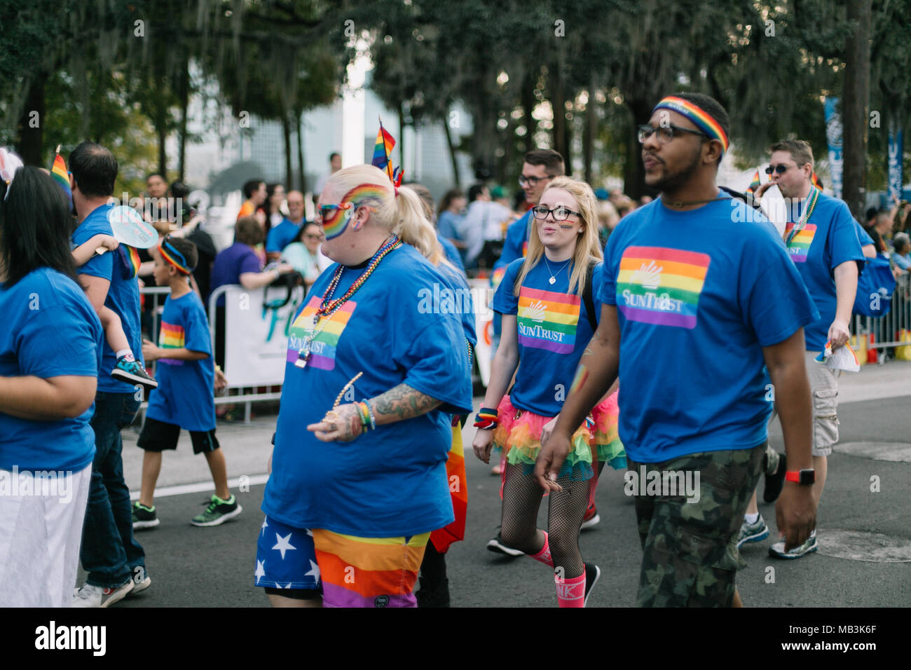 Suntrust zeigt Unterstützung an der Pride Parade in der Innenstadt von Orlando (2016). Stockfoto