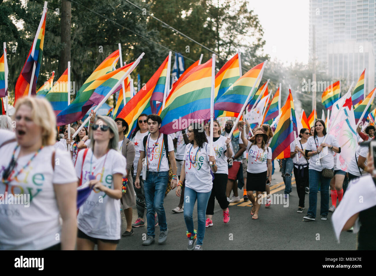 Macy's des Mitarbeiters März in Orlando Pride Parade (2016). Stockfoto