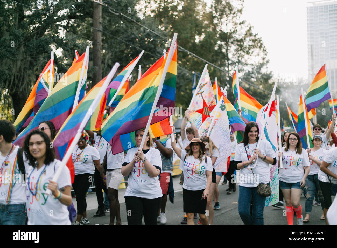 Macy's des Mitarbeiters März in Orlando Pride Parade (2016). Stockfoto
