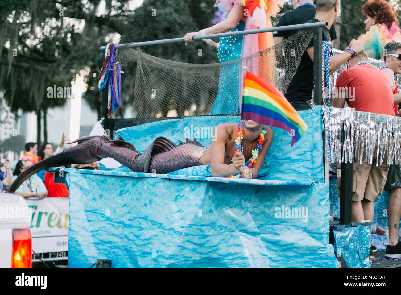 Person als Meerjungfrau in Orlando Pride Parade (2016) gekleidet. Stockfoto