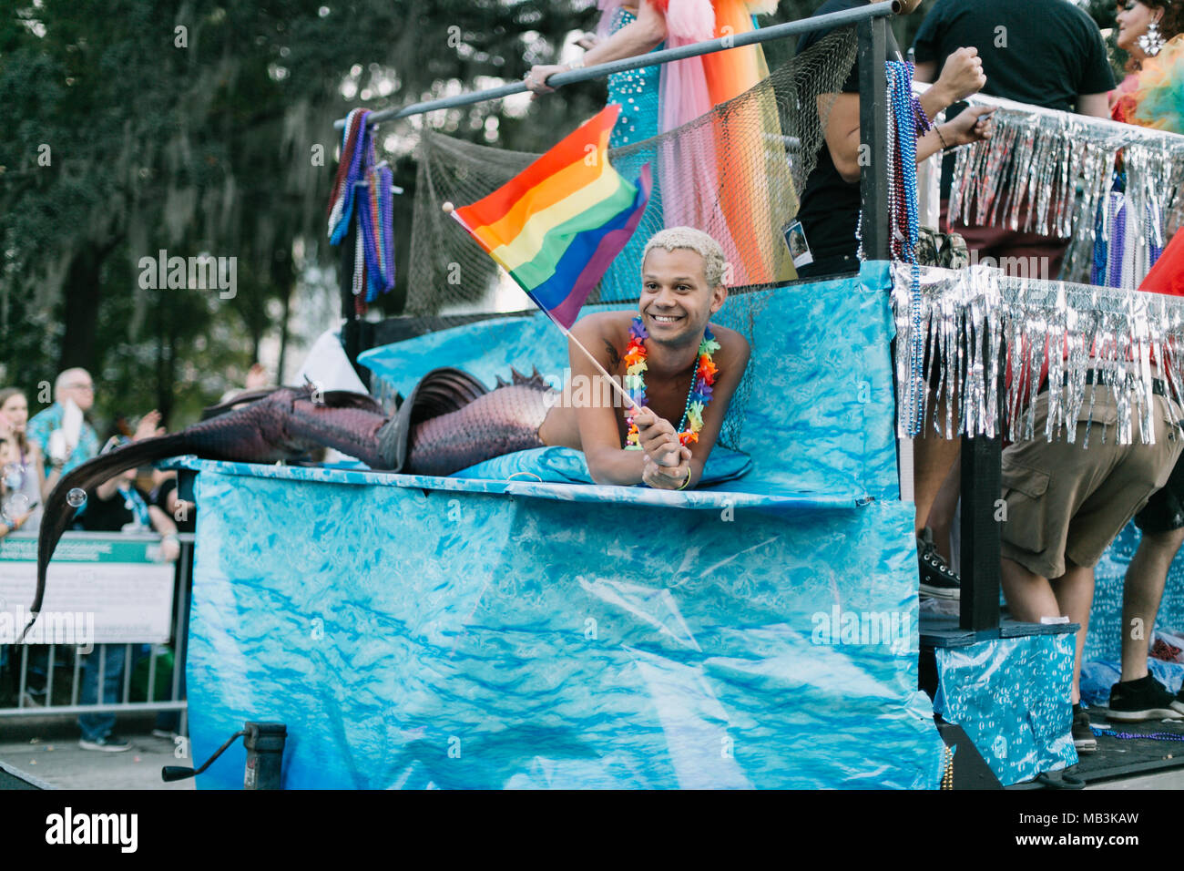 Person als Meerjungfrau in Orlando Pride Parade (2016) gekleidet. Stockfoto