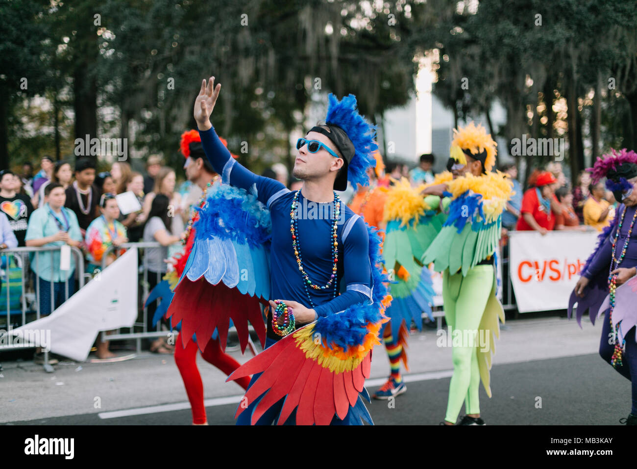 Menschen, die bei der Orlando Pride Parade (2016) als bunte Vögel gekleidet sind. Stockfoto