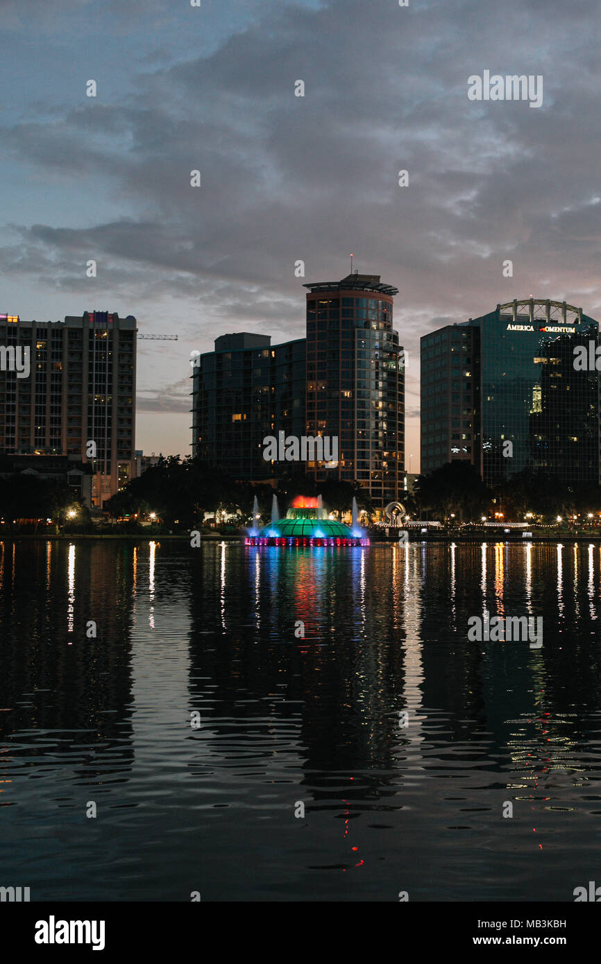 Die Stadt Orlando beleuchtet mit Regenbogenfarben bis in der Nacht nach dem Pride Parade (2016). Stockfoto