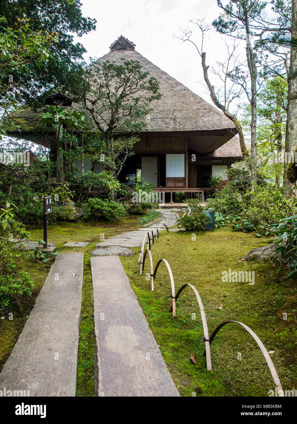 Tobi Ishi Stepping Stone Pfad Mit Nanako Gaki Bambus Zaun In Den Traditionellen Japanischen Garten Bei Garyu Sansō Ozu Ehime Japan Stockfotografie Alamy