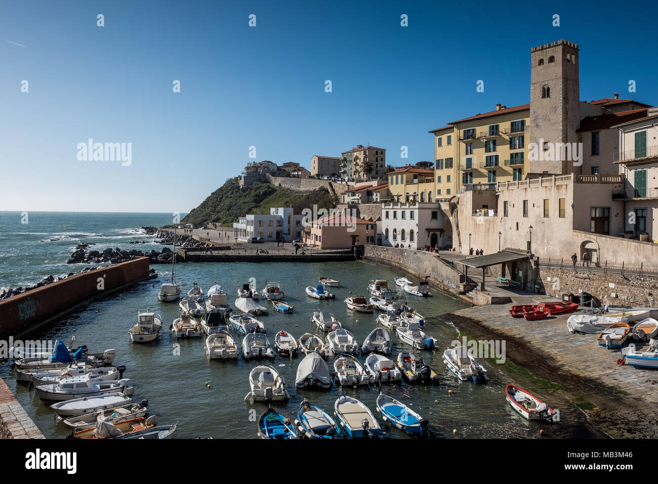 PIOMBINO, Toskana, Italien - 01 Avril 2018: Piombino, Toskana, Italien - alten Fischerhafen mit der Zitadelle Stockfoto