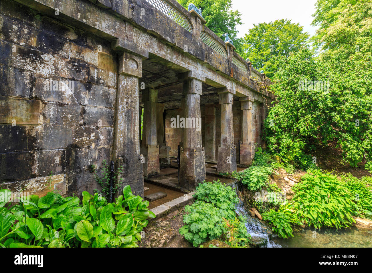 Das hinduistische Wasser ist in den Gärten des Sezincote House, Gloucestershire, England, zu finden Stockfoto