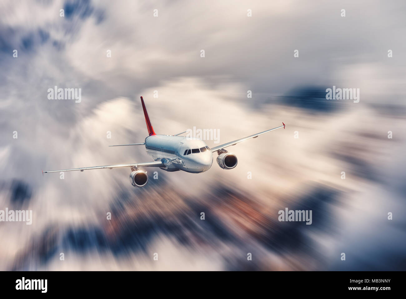 Flugzeug Fliegt Den Bewegungseffekt, Der Im Himmel über Den Wolken