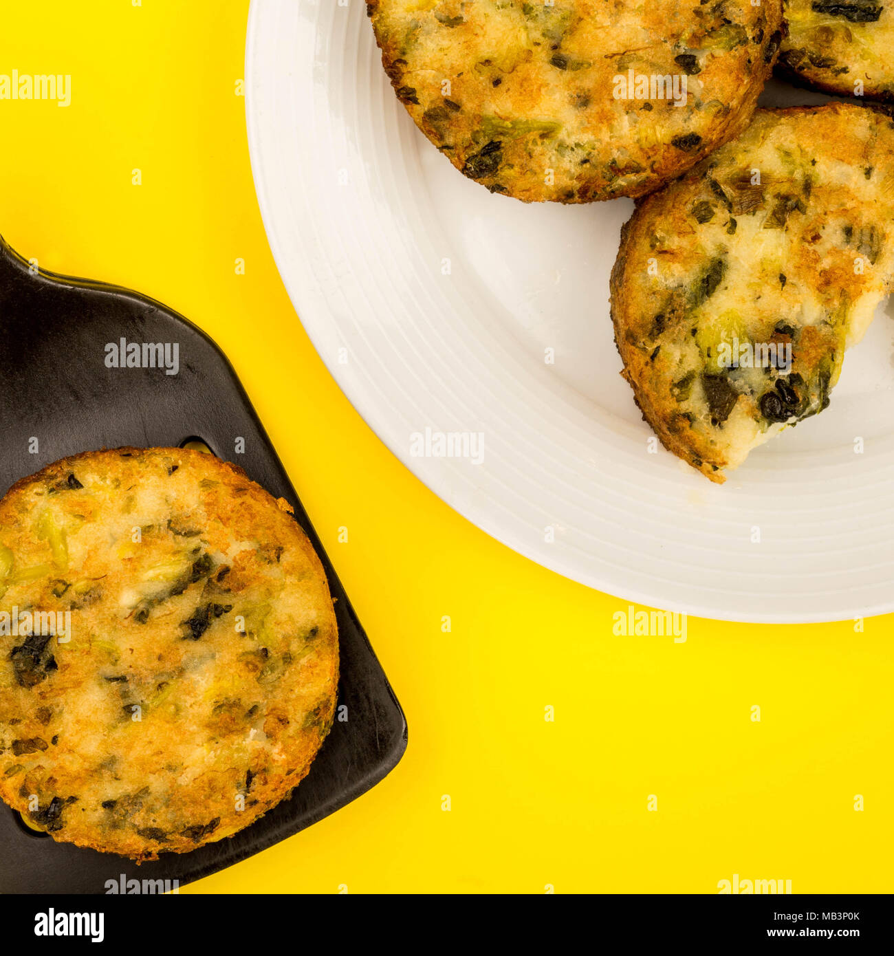 Gekochte vegetarische Luftblase und Quietschen Kuchen vor einem gelben Hintergrund Stockfoto