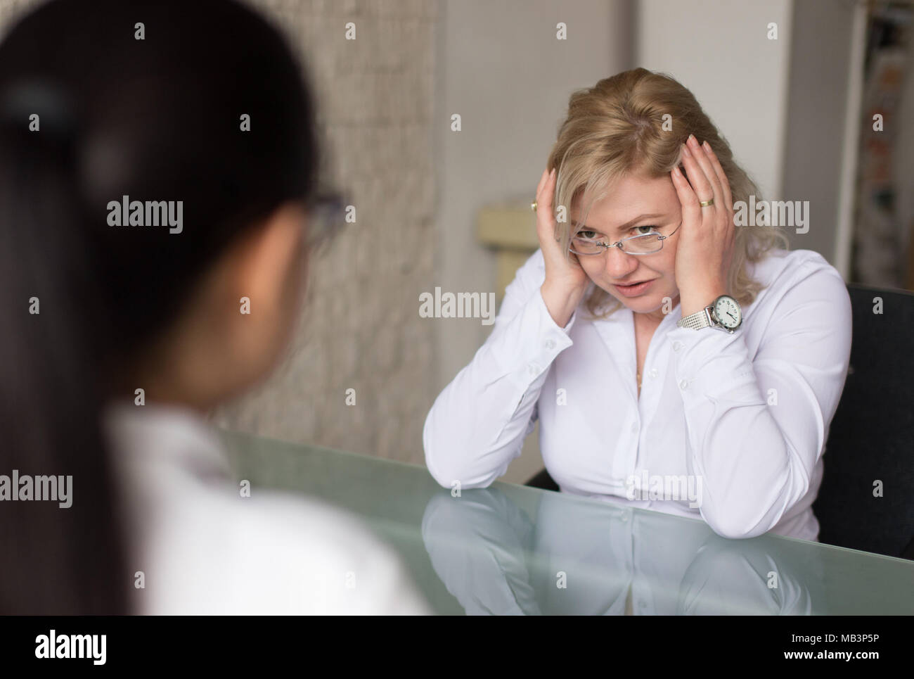 Blond kaukasischen 30s Frau nicht während der Anwendung im Büro Stockfoto