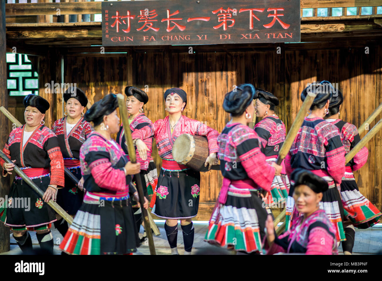Frauen von Haungluo, lange Haare Dorf in der Provinz Shaanxi Stockfoto