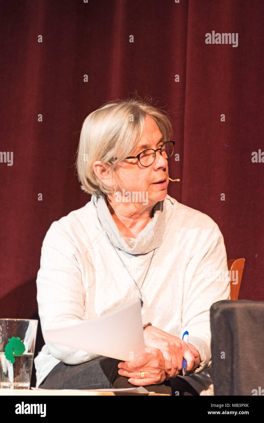 Bar Harbor, Maine, USA. April 6, 2017. Jill Goldthwait moderiert ein Kandidat Forum für Maine's Congressional District 2 Sitz. Stockfoto