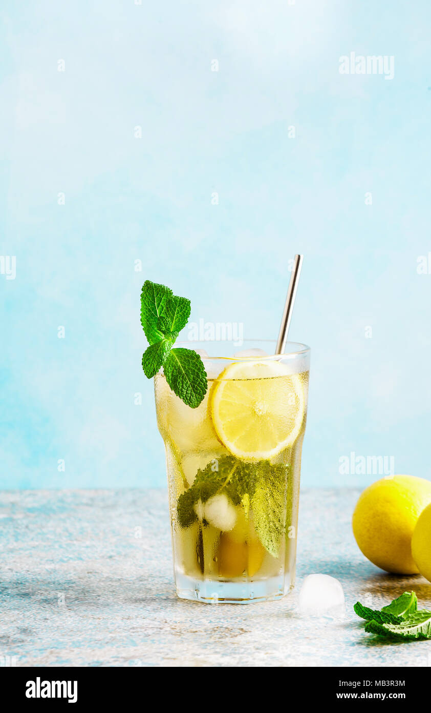 Traditionelle Eistee mit Zitrone und Eis in hohe Gläser Stockfoto
