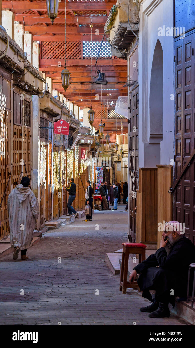 Marokko Fes Medina Souk IN DER MEDINA Gassen mit Holzbalken und GITTER AUF DEM DACH Stockfoto