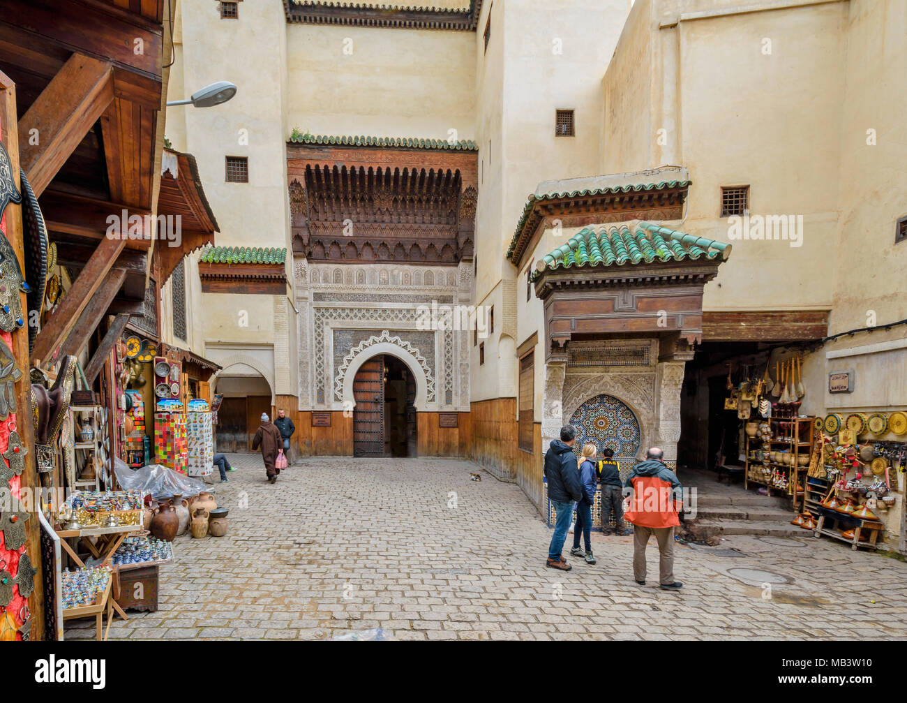 Marokko Fes Medina Souk das QUADRAT NEJJARINE mit Springbrunnen und EINGANG DES FONDOUK EL NEJJARINE die ZIMMERLEUTE MUSEUM Stockfoto