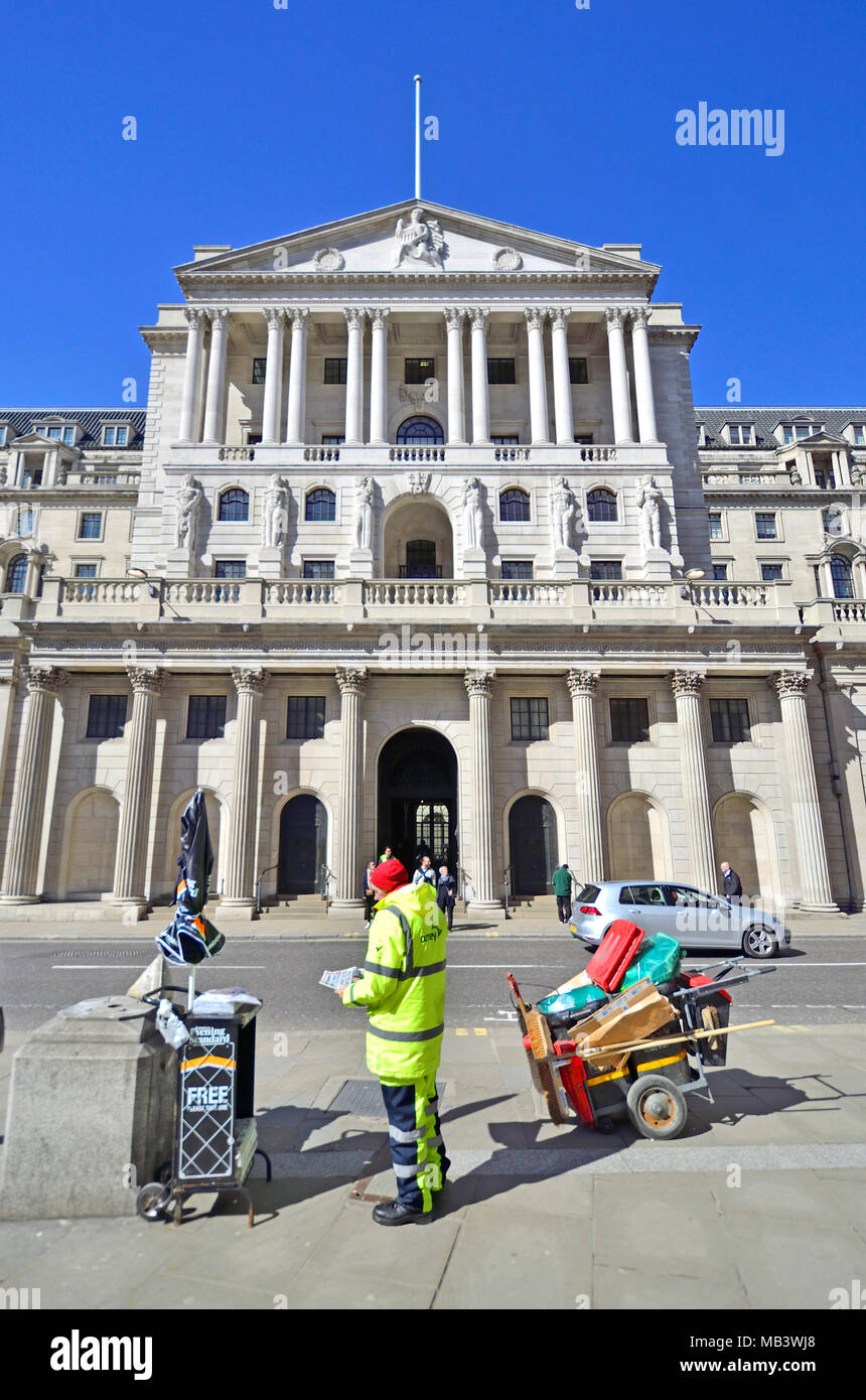 London, England, UK. Bank von England auf Threadneedle Street und Street cleaner in Hi Vis Jacke Stockfoto