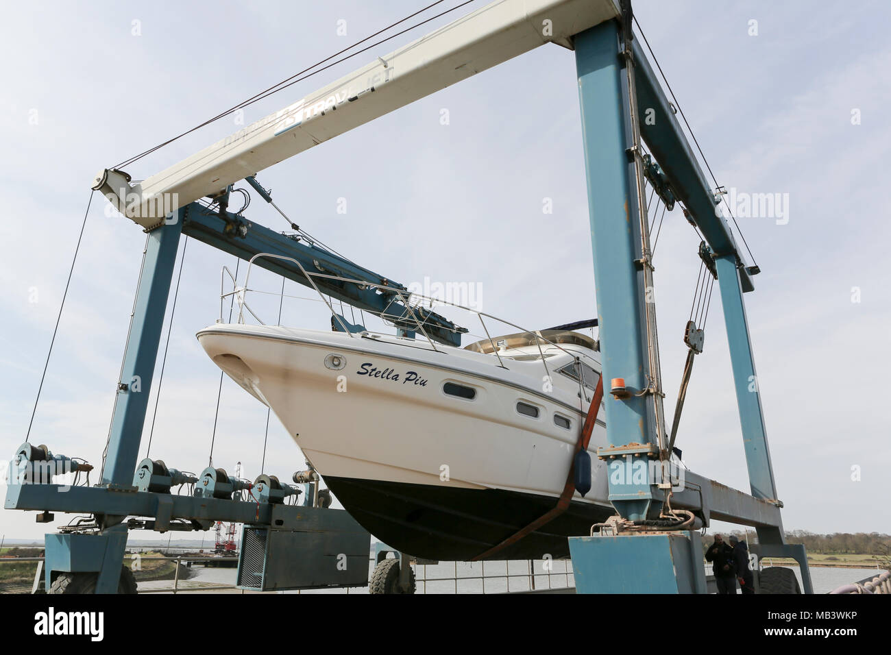 Das Motorboot Stella Piu wird aus dem River Crouch an Wallasea Island genommen wurde. Wallasea Island, Essex, Großbritannien Stockfoto