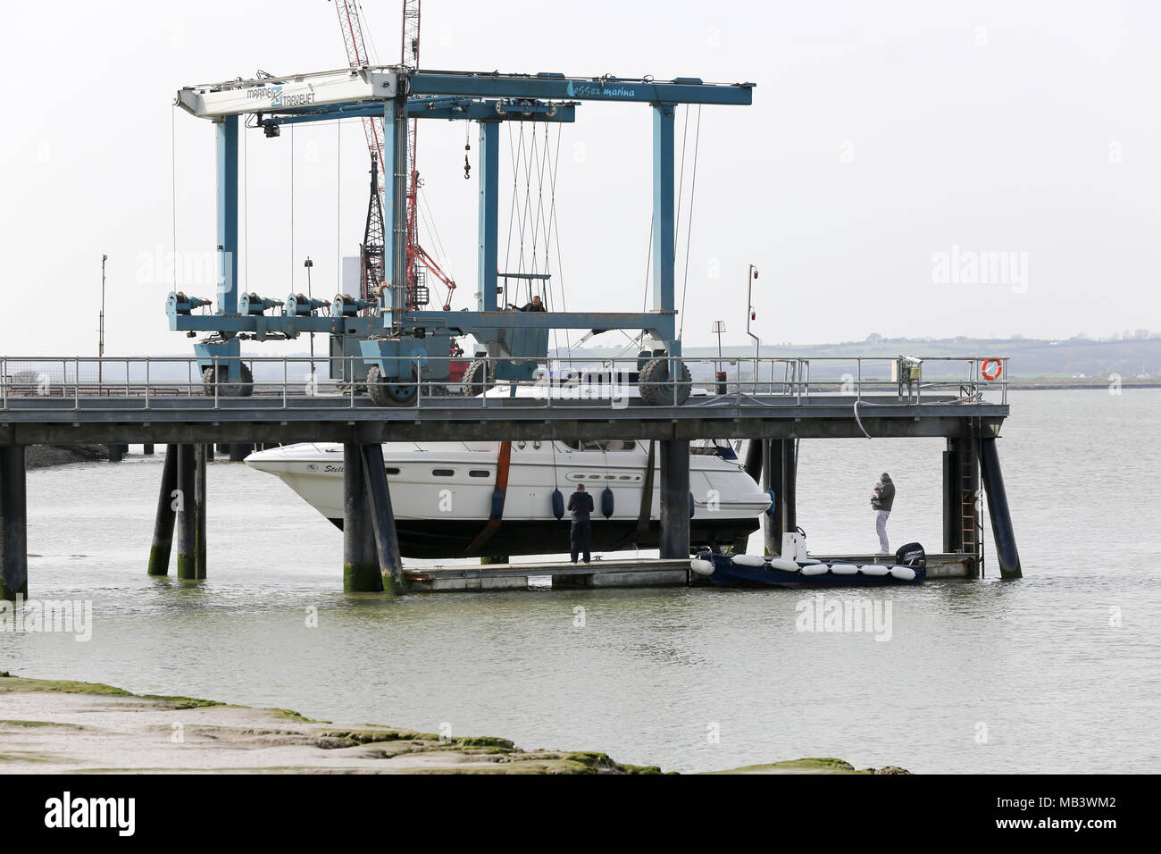 Das Motorboot Stella Piu wird aus dem River Crouch an Wallasea Island genommen wurde. Wallasea Island, Essex, Großbritannien Stockfoto