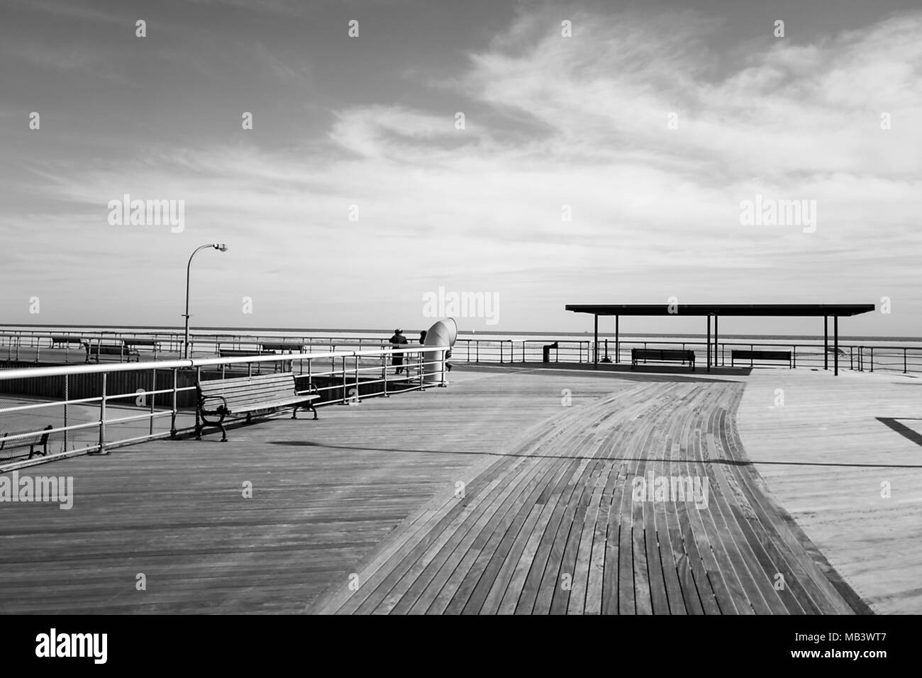 Breite Uferpromenade zum Ufer an der Jones Beach State Park führende in der Long Island Stadt Wantagh, New York, 19. März 2018. () Stockfoto