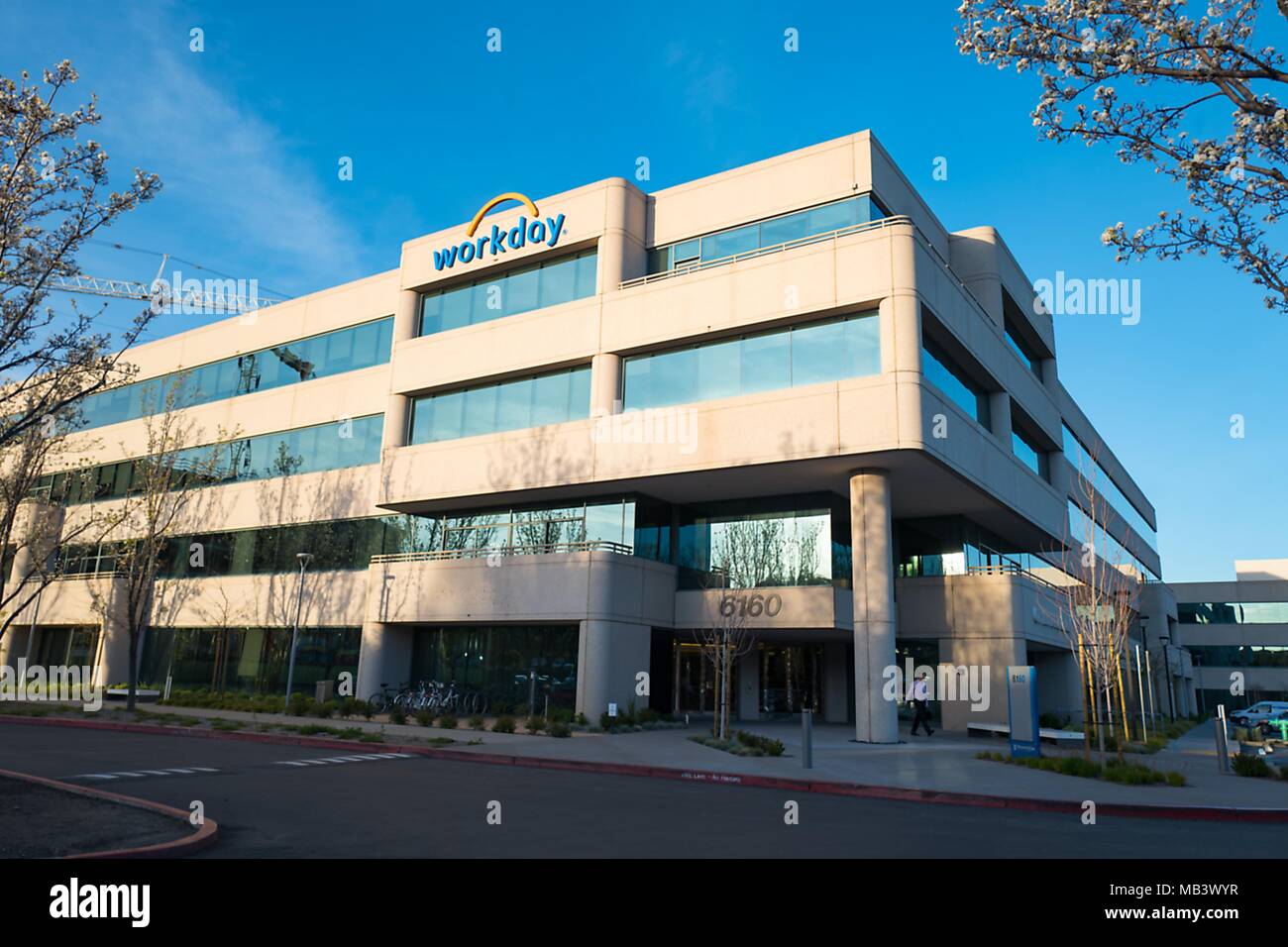 Fassade mit Zeichen und Logo am Hauptsitz von software unternehmen Arbeitstag in Pleasanton, Kalifornien, 26. März 2018. () Stockfoto