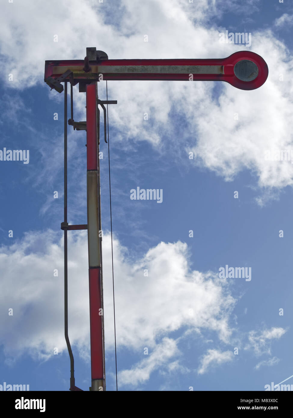 Alte Eisenbahn unterzeichnen und helle Wolken im Hintergrund an einem sonnigen Tag Stockfoto