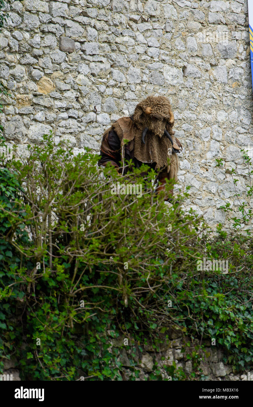 PROVINS, Frankreich - 31. MÄRZ 2018: Unbekannter Bösewicht trägt einen minotauren mit einer Axt während des Angriffs auf das Reich im mittelalterlichen Wiederaufbau o Stockfoto