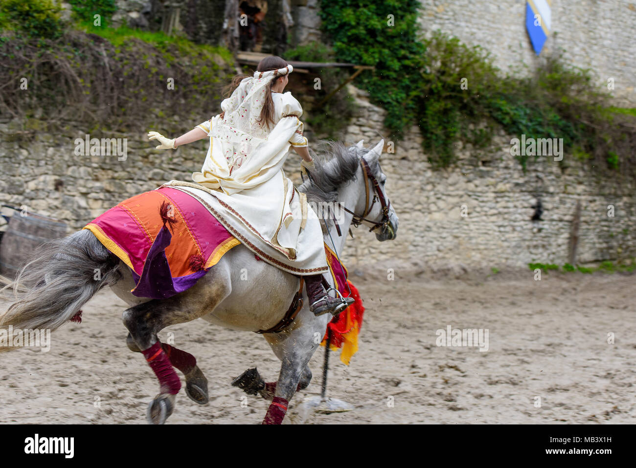 PROVINS, Frankreich - 31. MÄRZ 2018: die Unbekannte schöne Mädchen die Prinzessin geht weg auf einem Pferd während der Schlacht um das Reich im mittelalterlichen Reco Stockfoto