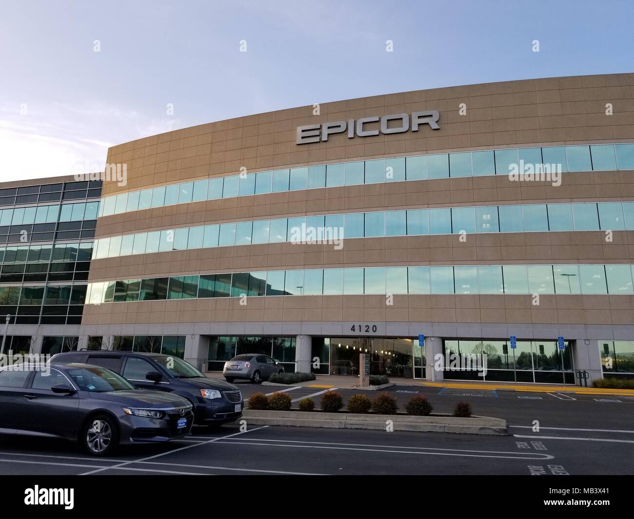 Fassade mit Logo und melden Sie sich am Hauptsitz von Software Unternehmen Epicor in Dublin, Kalifornien, 2. April 2018. () Stockfoto