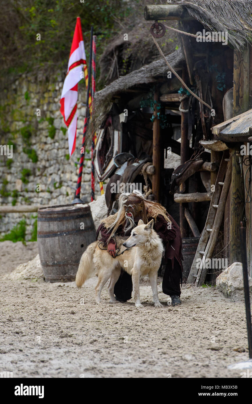 PROVINS, Frankreich - 31. MÄRZ 2018: Unbekannter willain mit einem Wolf während des Angriffs auf das Reich im mittelalterlichen Rekonstruktion der Legende der Kn Stockfoto