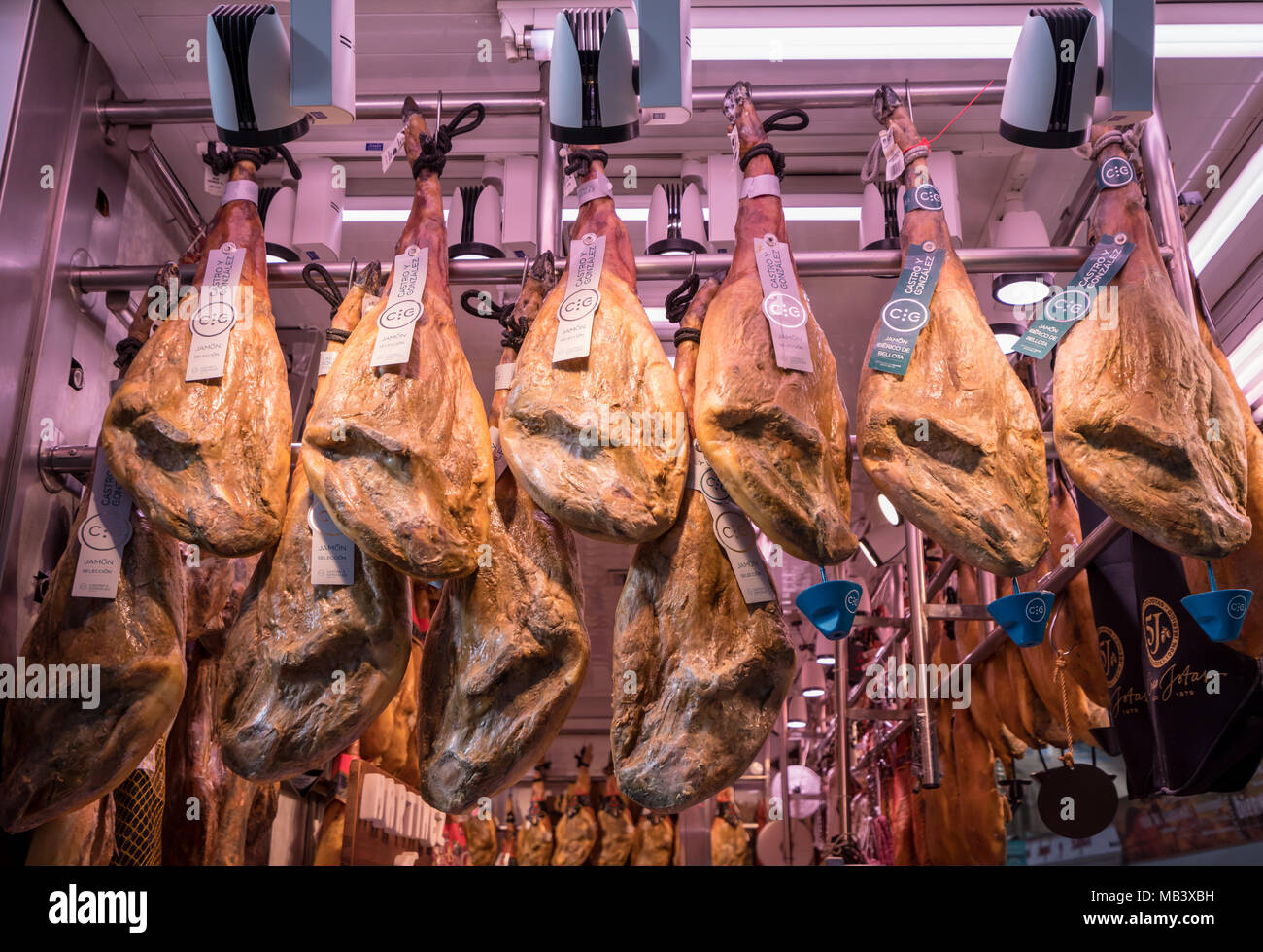 Iberischen Schinken hängen an Markt in Valencia Abschaltdruck Stockfoto