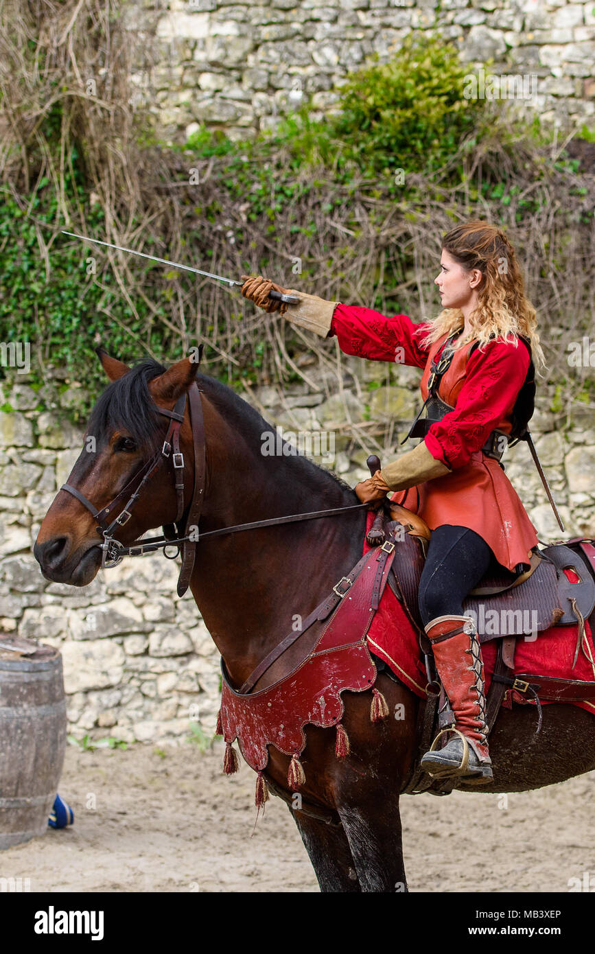 PROVINS, Frankreich - 31. MÄRZ 2018: die Unbekannte schöne Mädchen auf einem Pferd während der Schlacht um das Reich im mittelalterlichen Rekonstruktion der Legende von Stockfoto