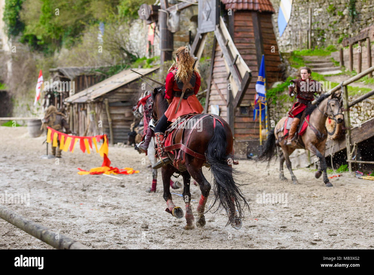 PROVINS, Frankreich - 31. MÄRZ 2018: die Unbekannte schöne Mädchen mit einem Schwert auf einem Pferd während der Schlacht um das Reich im mittelalterlichen Wiederaufbau Stockfoto