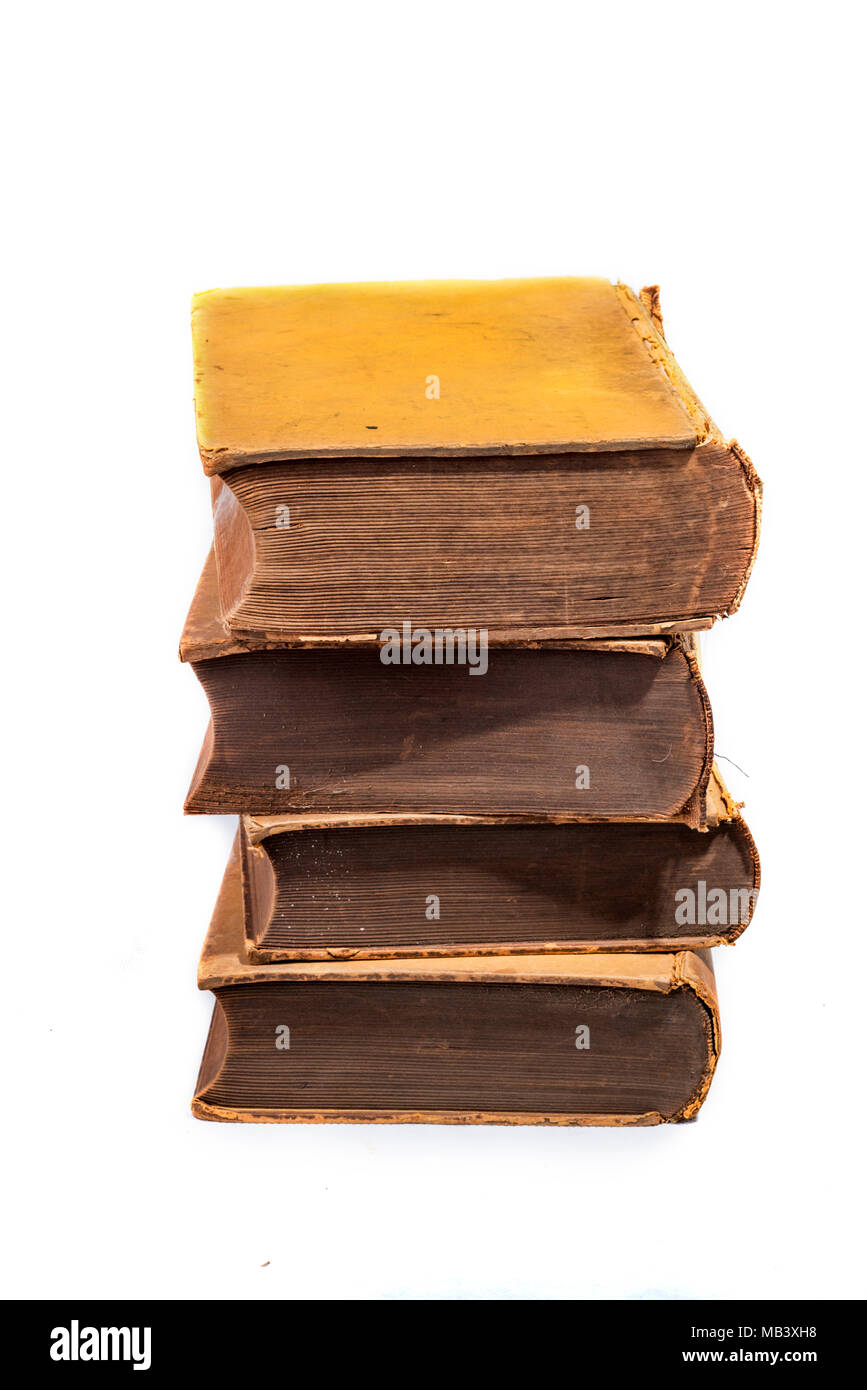 Vier alte Bücher auf weißem Hintergrund gestapelt Stockfoto