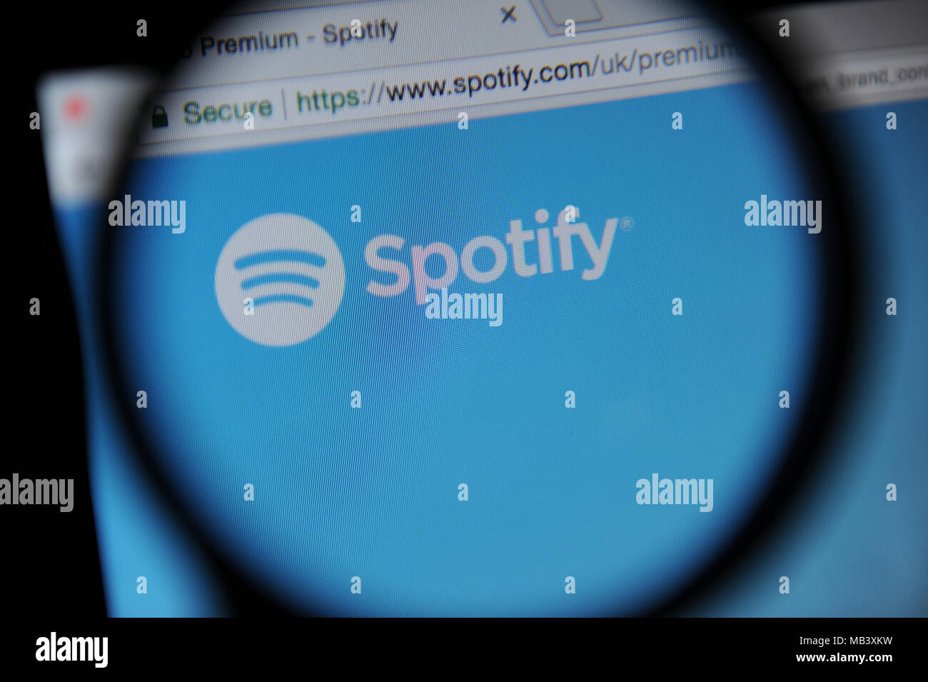 Die Spotify Website durch eine magnifiying Glas gesehen Stockfoto
