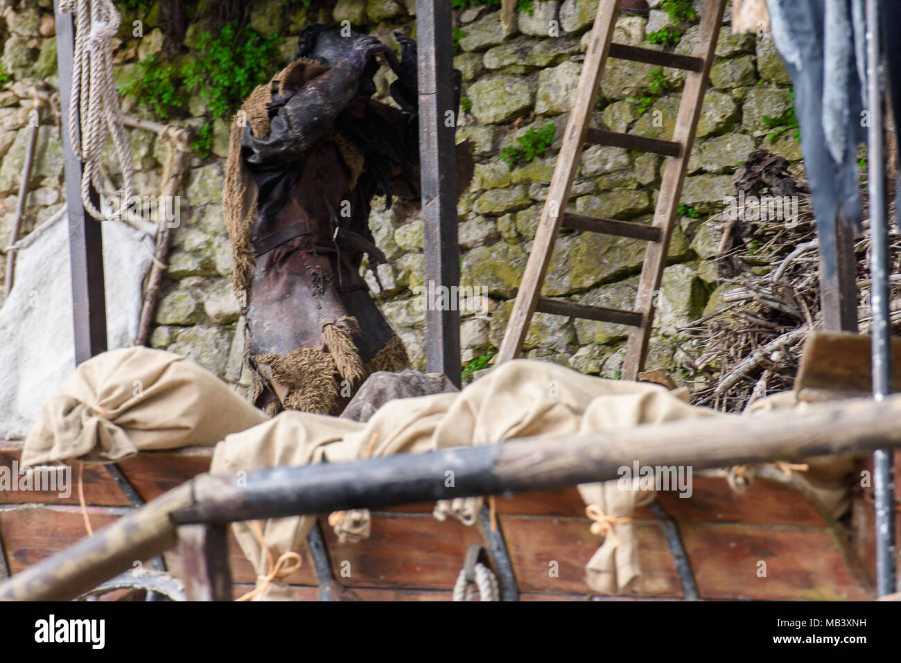 PROVINS, Frankreich - 31. MÄRZ 2018: Unbekannter Bösewicht während des Angriffs auf das Reich im mittelalterlichen Rekonstruktion der Legende von den Rittern Stockfoto