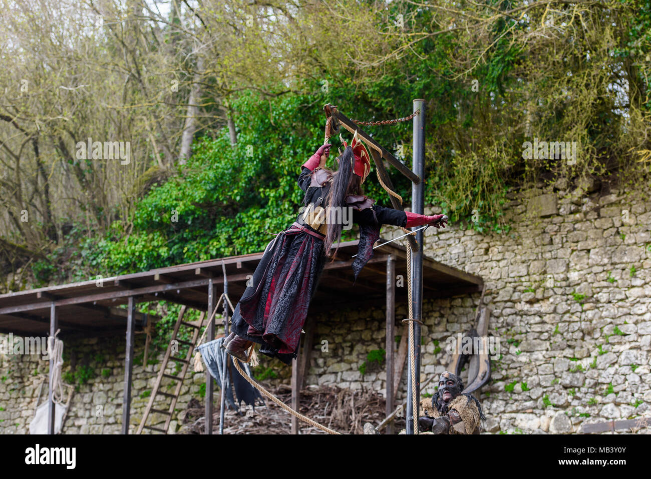 PROVINS, Frankreich - 31. MÄRZ 2018: Unbekannter rot böse Hexe auf hängt am Seil während des Angriffs auf das Reich im mittelalterlichen Rekonstruktion von Stockfoto