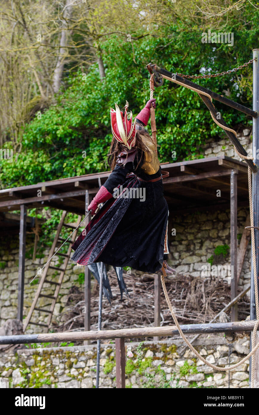 PROVINS, Frankreich - 31. MÄRZ 2018: Unbekannter rot böse Hexe auf hängt am Seil während des Angriffs auf das Reich im mittelalterlichen Rekonstruktion von Stockfoto