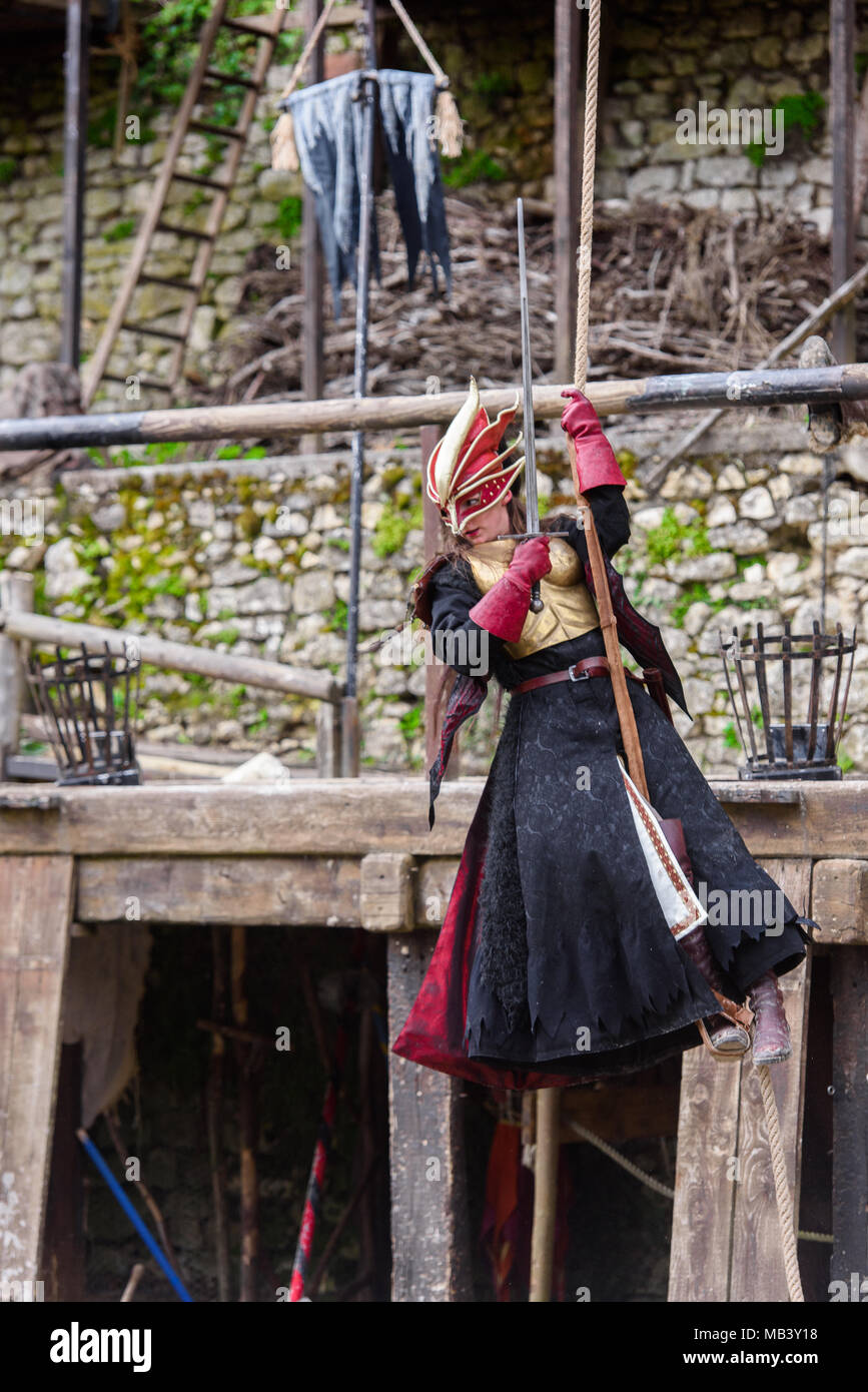 PROVINS, Frankreich - 31. MÄRZ 2018: Unbekannter rot böse Hexe auf hängt am Seil während des Angriffs auf das Reich im mittelalterlichen Rekonstruktion von Stockfoto
