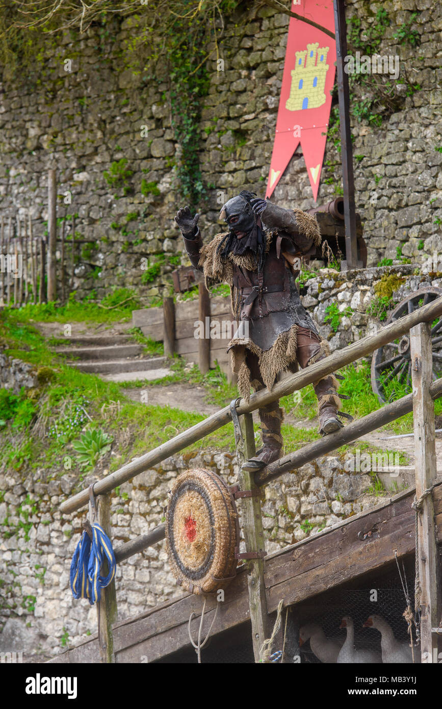 PROVINS, Frankreich - 31. MÄRZ 2018: Unbekannter Bösewicht in einem scary Kostüm während der Angriff auf das Reich im mittelalterlichen Rekonstruktion der Legende o Stockfoto