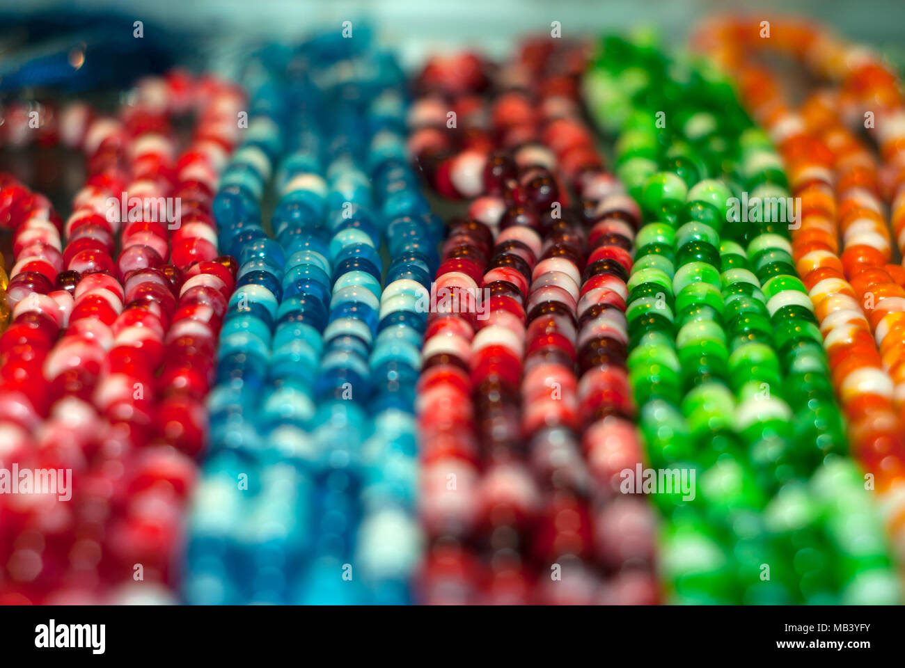 Bunte Glasperlen auf dem Souvenirshop Regal Stockfoto