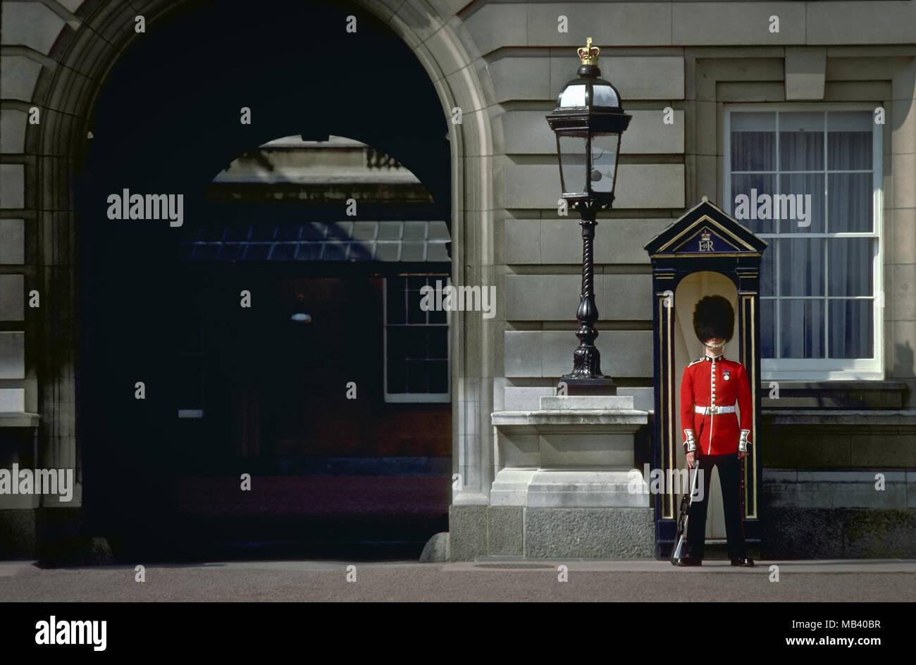 Die Queen's Guard besteht aus Kontingenten der Infanterie und Kavallerie Soldaten mit der Bewachung der offiziellen königlichen Residenzen im Vereinigten Königreich berechnet. Stockfoto