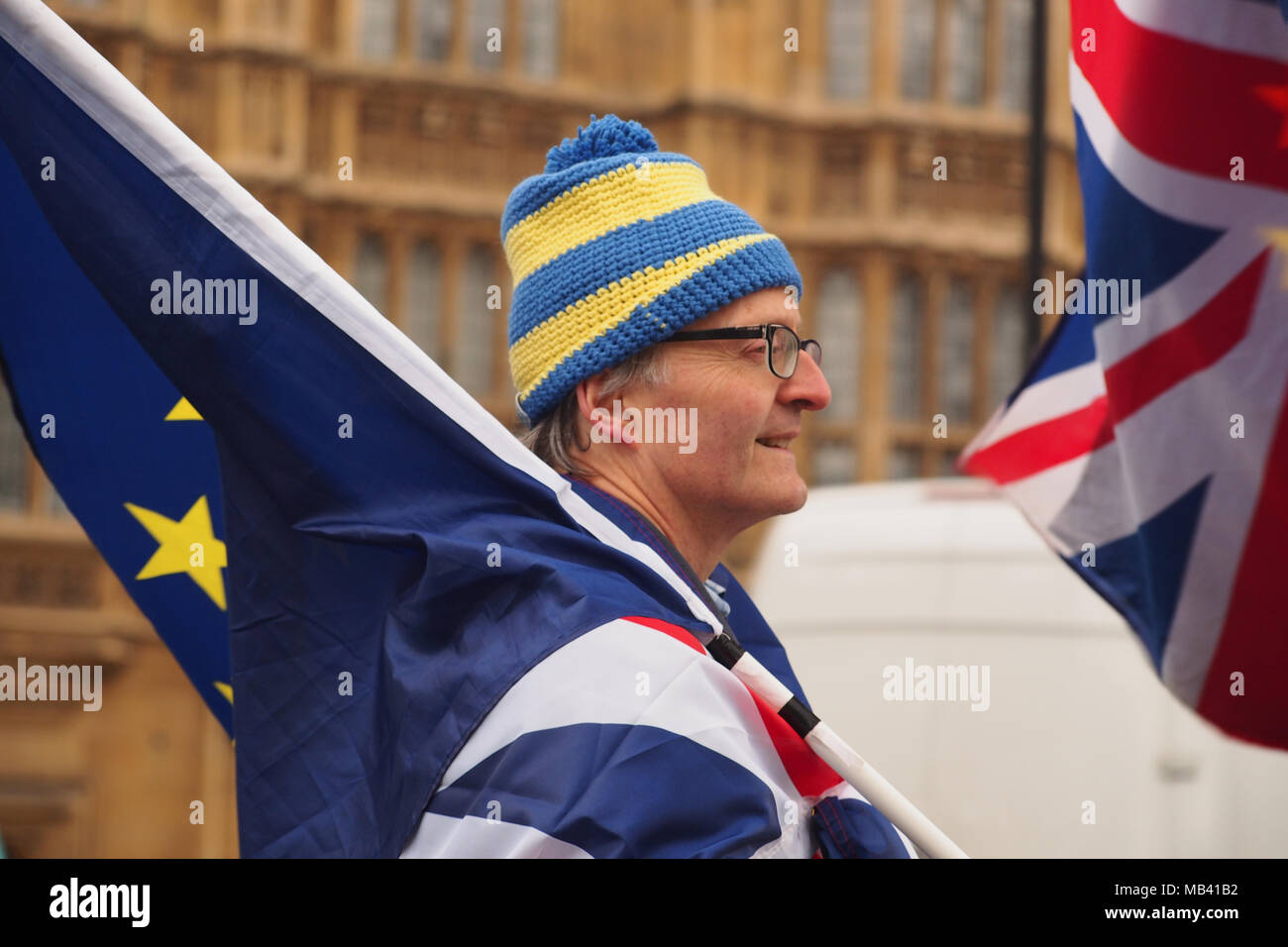 Ein Mann außerhalb des Houses of Parliament, London protestieren gegen Brexit mit der Europäischen Union und Flags Stockfoto
