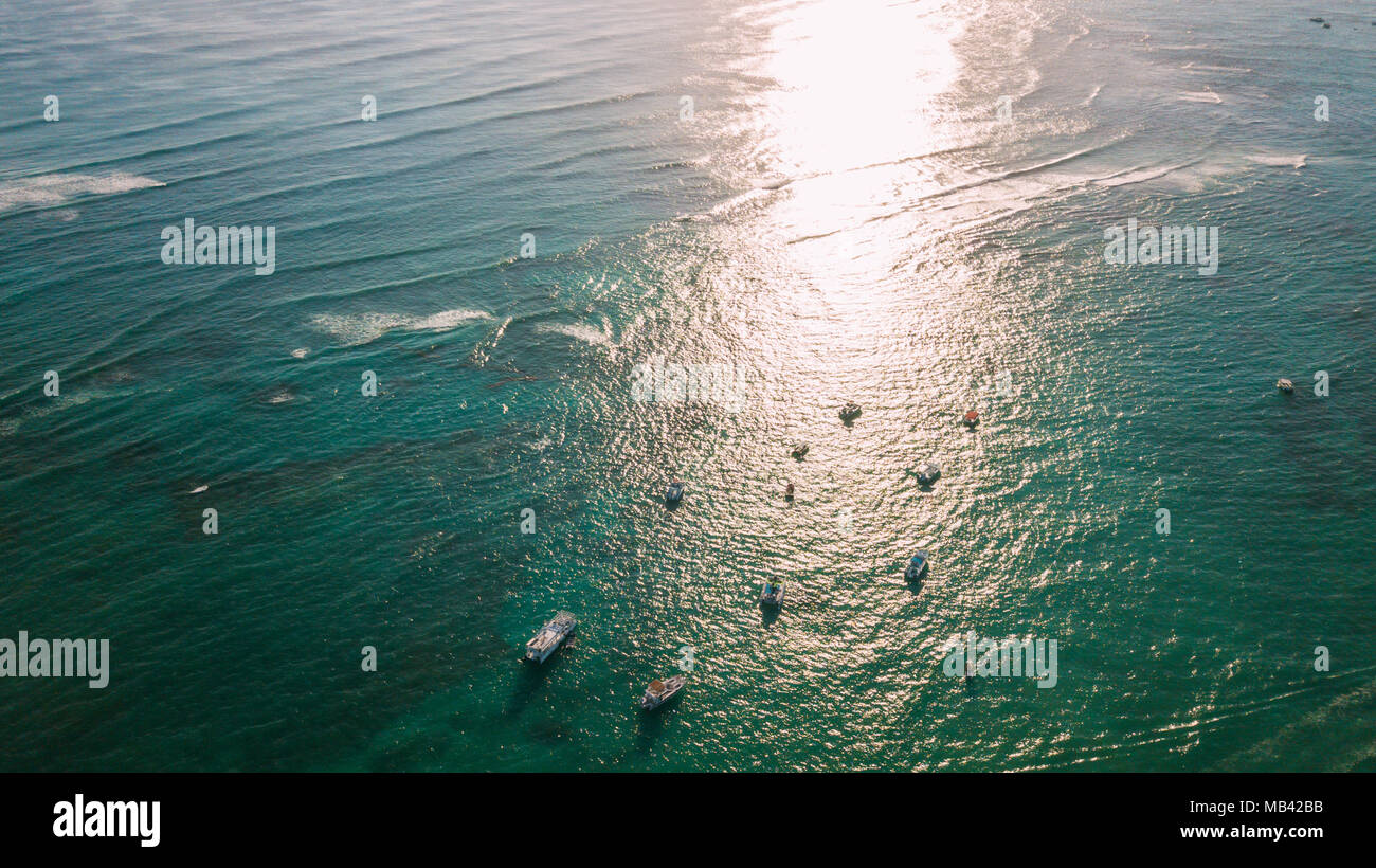 Boote in einem Strahl der Sonne. Stockfoto