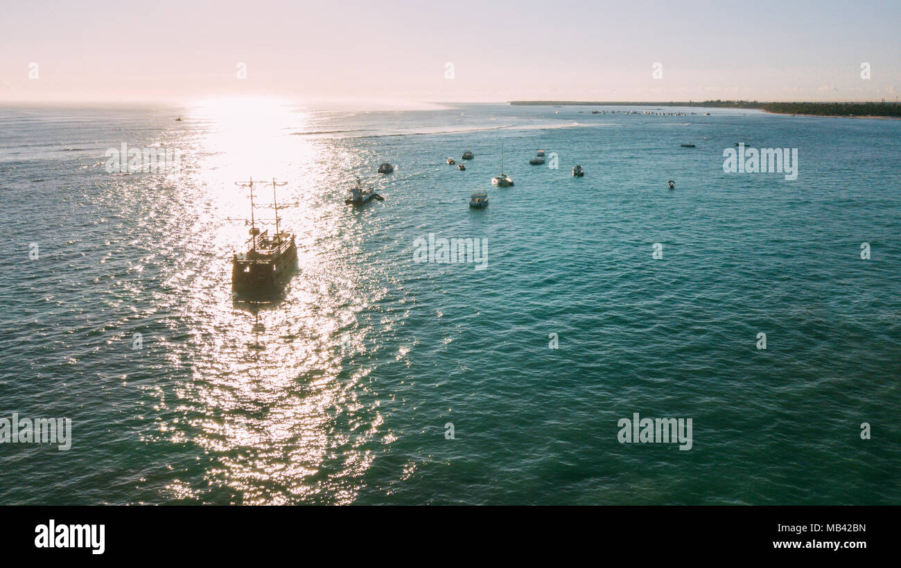 Das Schiff in einem Strahl der Sonne. Piratenschiff Stockfoto