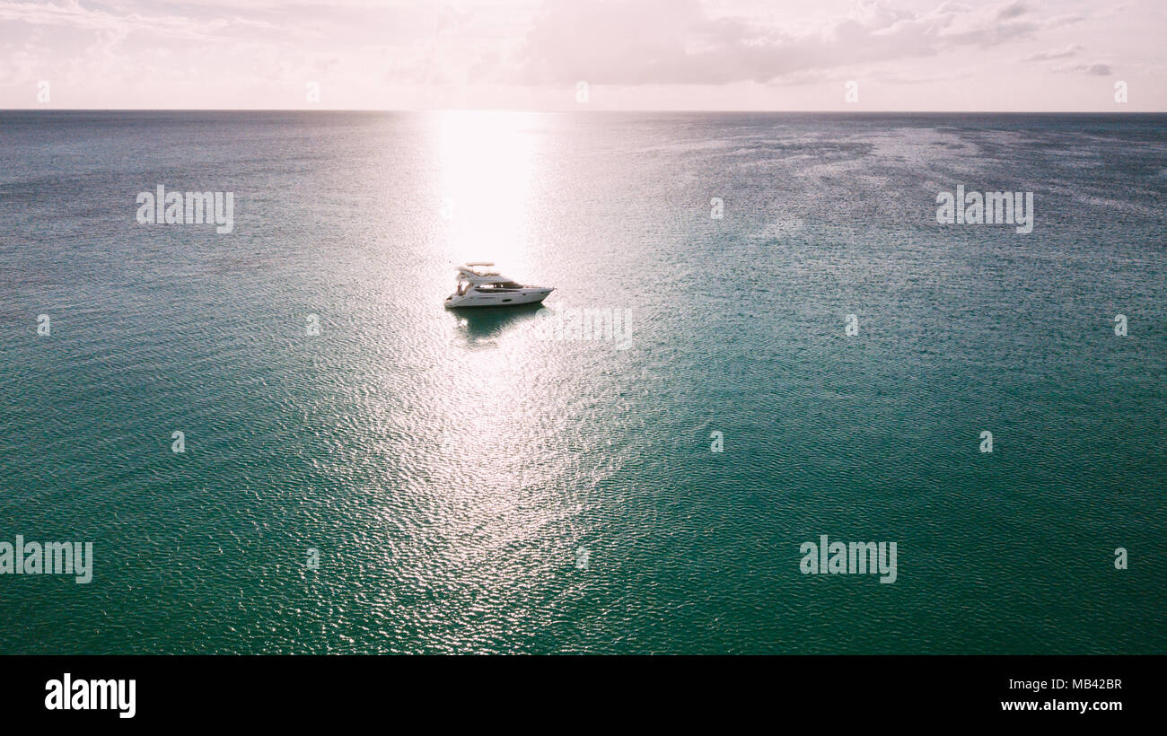 Allein Yacht in einem Strahl der Sonne. Caribbian Meer. Stockfoto