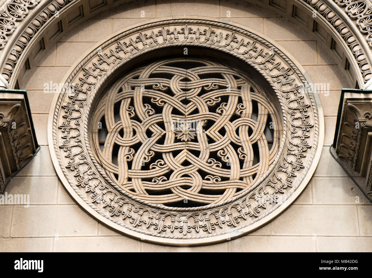 Eine Rosette über dem Eingang der Alexander Nevski orthodoxe Kirche in Belgrad, Serbien Stockfoto Eine Rosette über dem Eingang der Alexander Nevski orthodoxe Kirche in Belgrad, Serbien Stockfoto