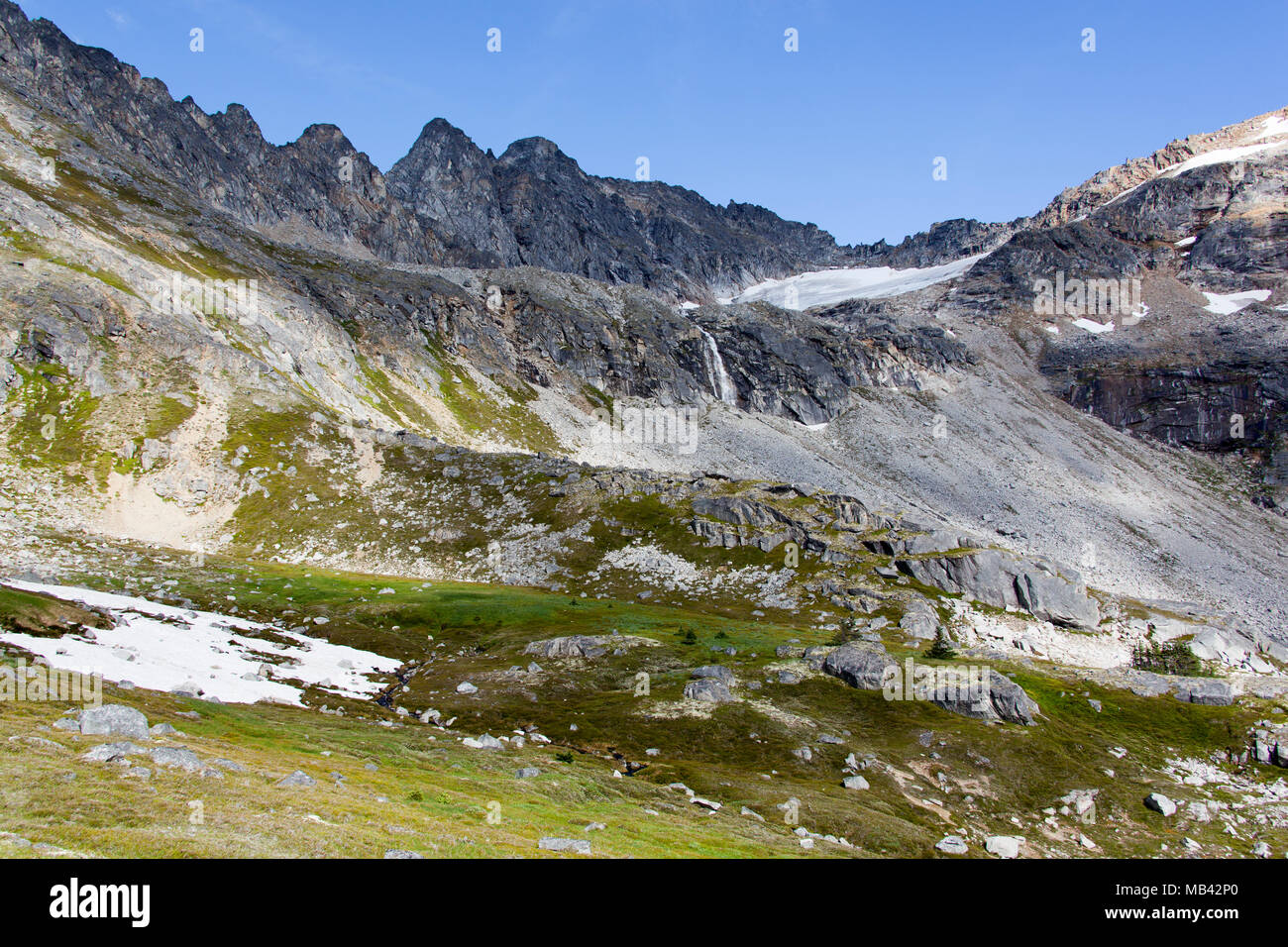 Der Sommer Blick von Devil's Punchbowl, 1145 Meter über dem Meeresspiegel (Skagway, Alaska). Stockfoto