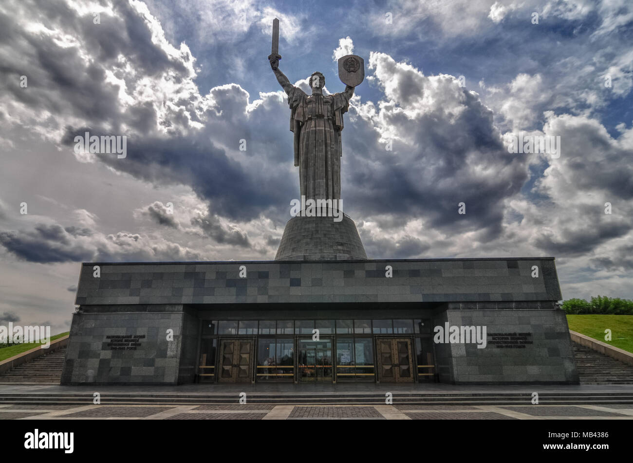 Motherland Denkmal in Kiew, Ukraine. Die Edelstahl Statue steht 62 m (203 ft) hoch. Stockfoto
