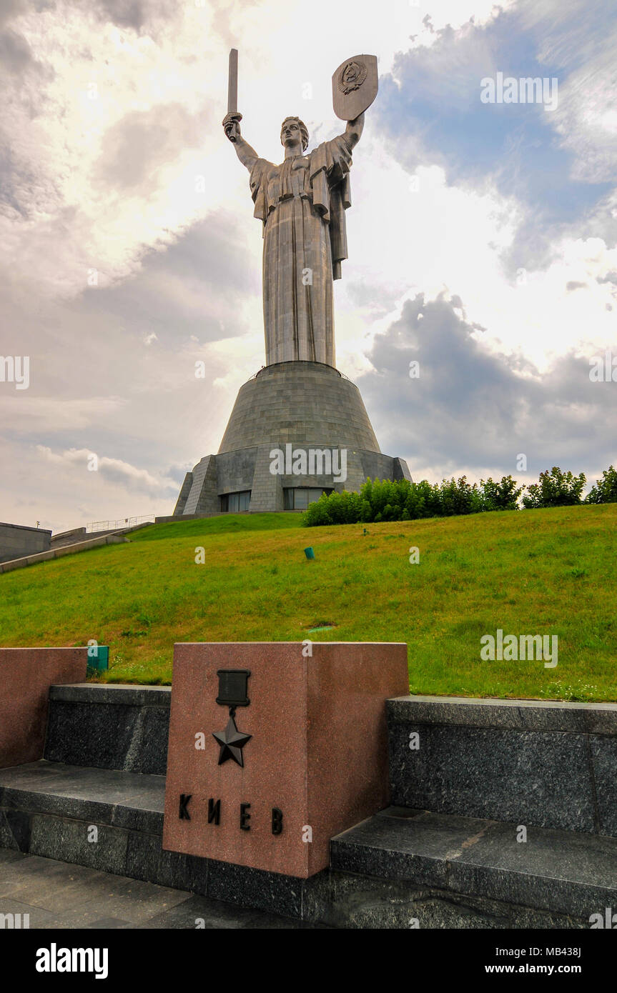 Motherland Denkmal in Kiew, Ukraine. Die Edelstahl Statue steht 62 m (203 ft) hoch. Stockfoto